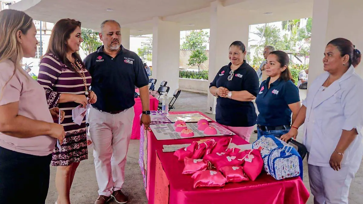 personal del ayuntamiento en la feria de la salud